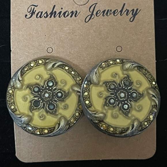 3 Pair of Vintage Clip-on Earrings - Picture 3 of 6